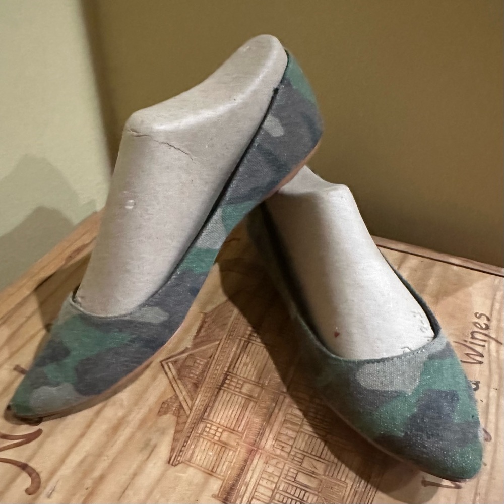 Coconuts Justice Green Camo Print Pointed Flats in size 7